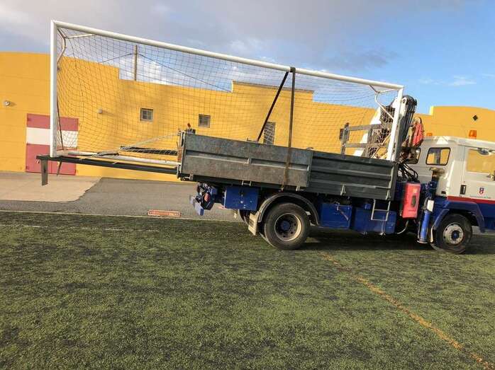 Trabajos de sustitución de las porterías/TA.